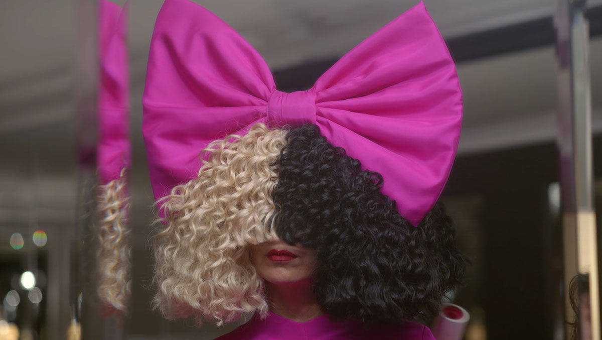 Auch Popstar Sia benötigt die Hilfe von Google Assistant.