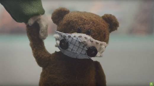 Statt eines Schals kriegt Teddy eine Atemschutzmaske geschenkt.