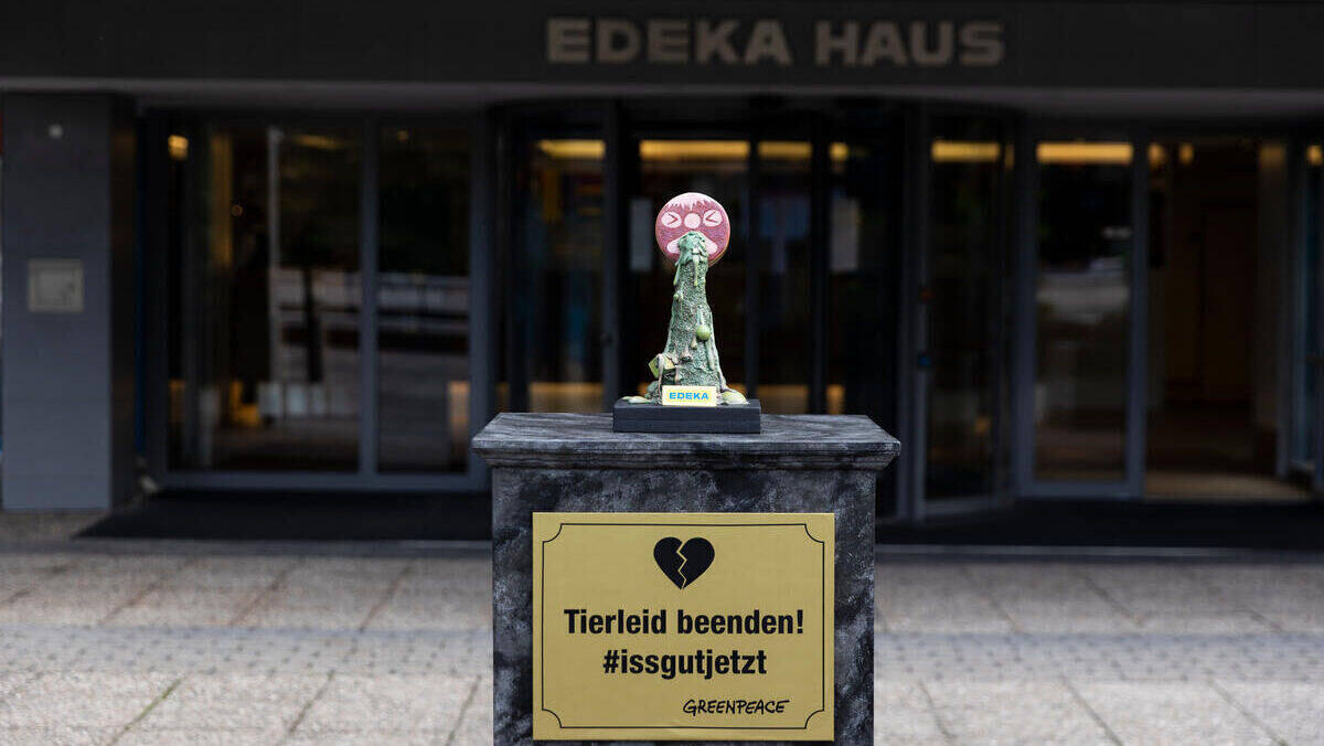 Die Goldene Kotzwurst wird von Greenpeace "für besondere Unverdienste" im Bereich Tierwohl verliehen.