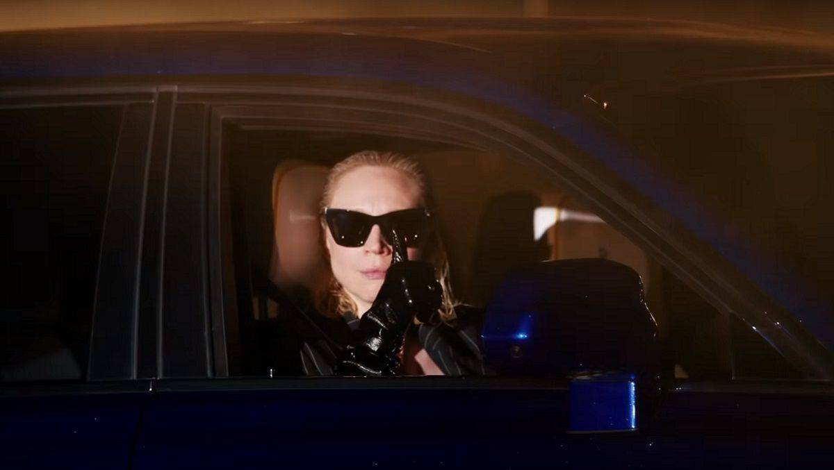 Gwendoline Christie hat Spaß im Rolls-Royce. 