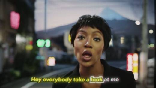 Naomi Campbell ist wieder für H&M unterwegs.