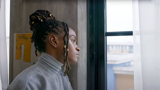 Rapperin Koffee hängt im H&M-Spot ihren Gedanken nach.
