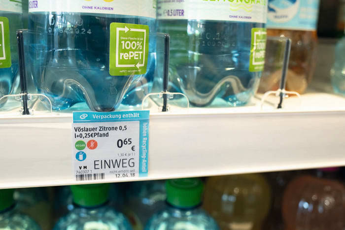 Informationskampagne: Verpackungen, die einen hohen Recycling-Anteil aufweisen, werden am Regal hervorgehoben.