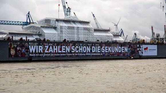 Vorfreude: Das Riesenposter ruft zur Teilnahme am "Sounddown" auf.