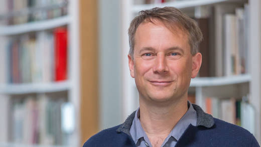 Hanser-Verleger Jo Lendle glaubt an die Zukunft von Verlagen und Büchern.