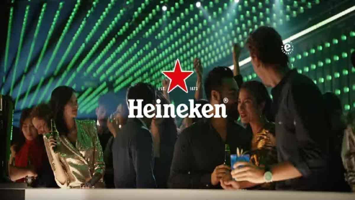 Bei Heineken zischt die Dame das Bierchen und der Herr gönnt sich einen Cocktail. 