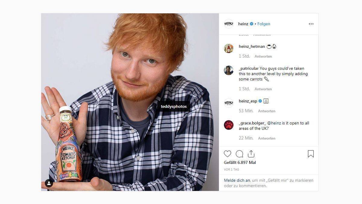 Ed Sheeran zeigt die ihm gewidmete Ketchup-Flasche. 