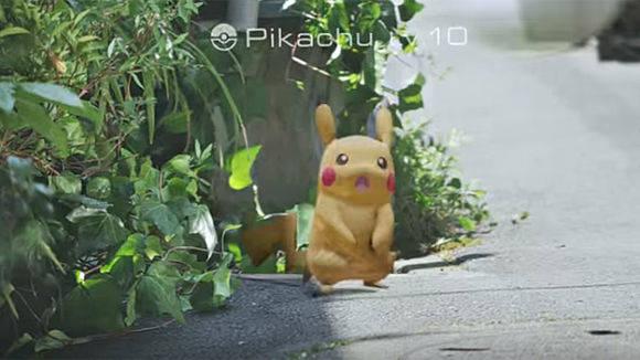 Erwischt: Dem Pikachu geht es nun auch in der realen Welt an den Kragen.