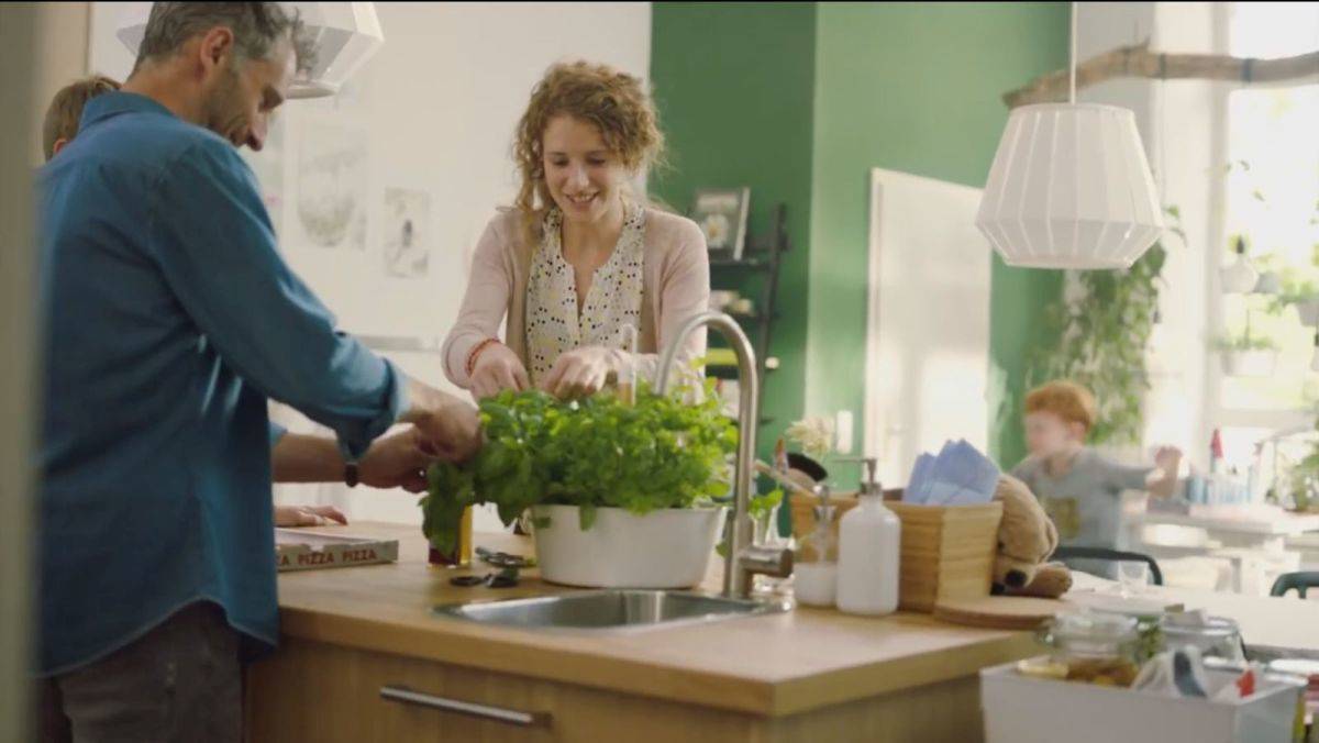 Küchen von Ikea (hier eine Werbeszene) werden immer öfter vom konzerneigenen Service montiert.