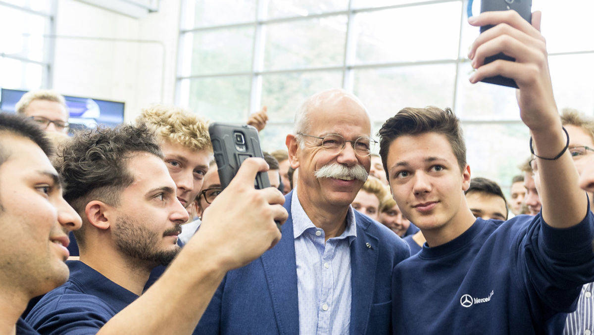 Der Chef als Social-Media-Star: Dieter Zetsche im Kreis von jungen Daimler-Mitarbeitern.