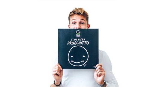 Influencer Luca wirbt für eine neue Pizza aus dem Hause Rewe.