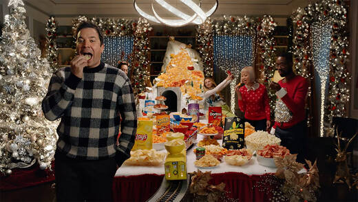 Alles glitzert, alles knuspert: Chips-Weihnachten bei den Fallons.