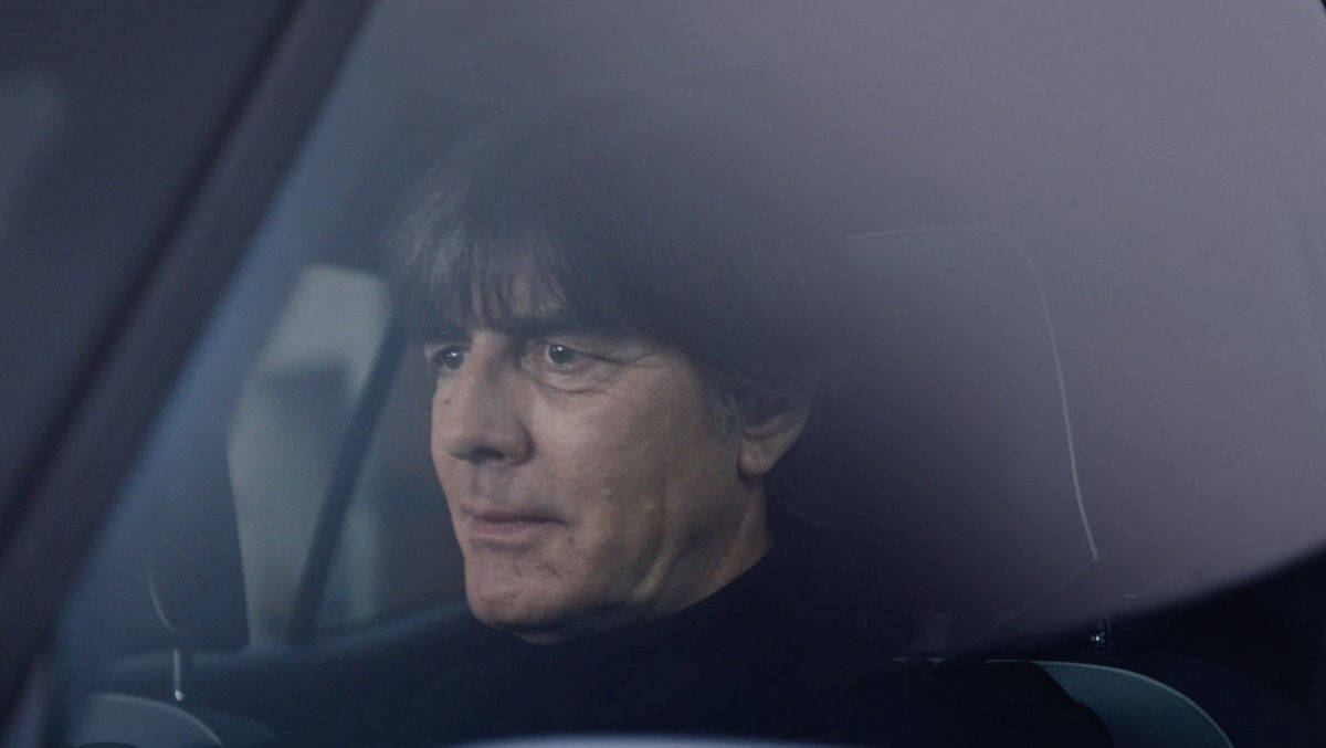 Joachim Löw sitzt im Volkswagen-Spot hinter dem Steuer.