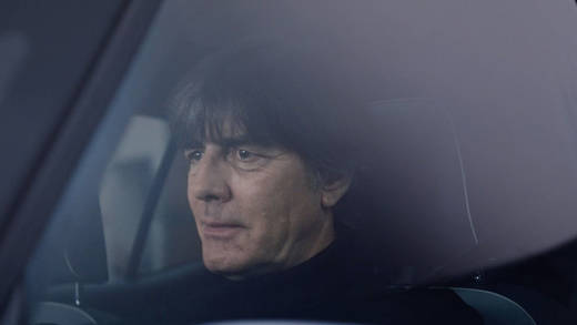 Joachim Löw sitzt im Volkswagen-Spot hinter dem Steuer.