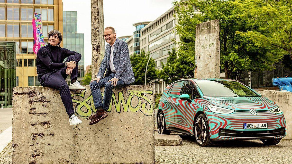 Bundestrainer Joachim Löw und VW-Chef Herbert Diess in Berlin