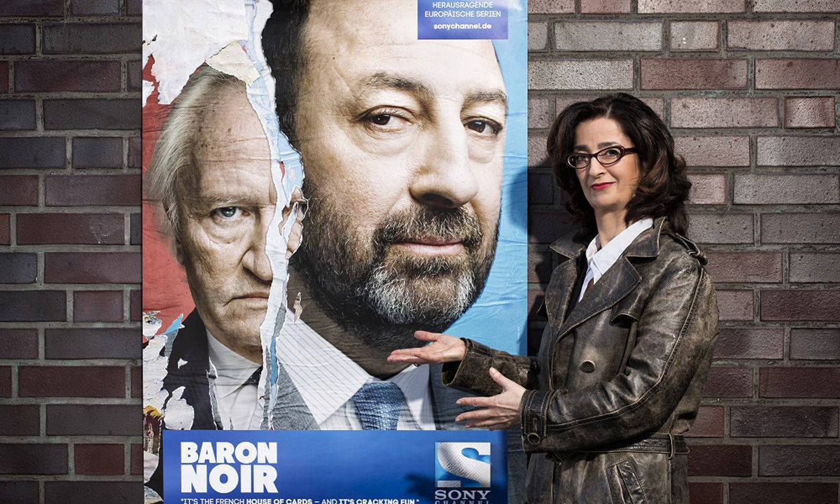 Nathalie Licard mit dem Serienplakat zu "Baron Noir", ab 6. April auf dem Sony Channel.