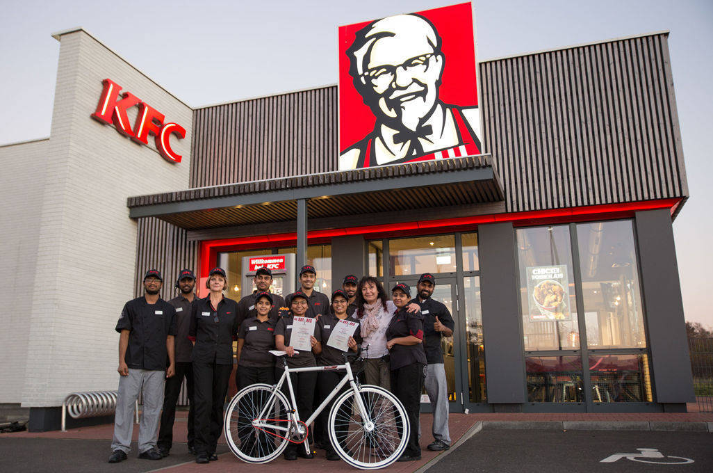 In Bentwisch erfüllt KFC den Wunsch eines Mitarbeiters nach einem Sportrad.