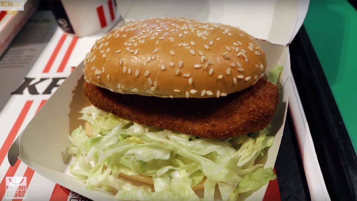 Der YouTube-Kanal Ehrlichesessen testet den KFV Burger.