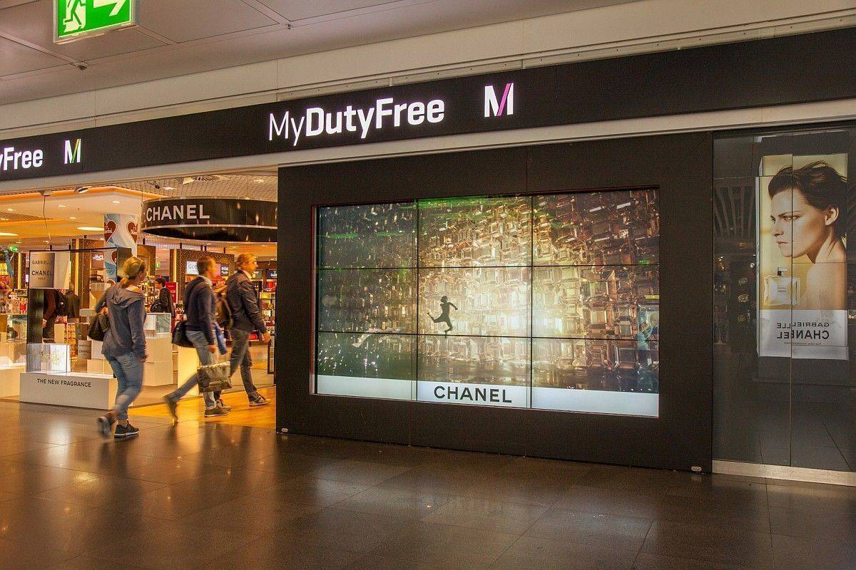 Medienfassade mit Chanel-Spot am Flughafen München