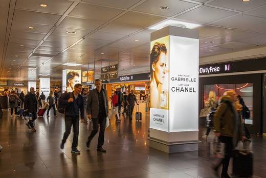 Speziell ummantelte Chanel-Säulen am Flughafen München