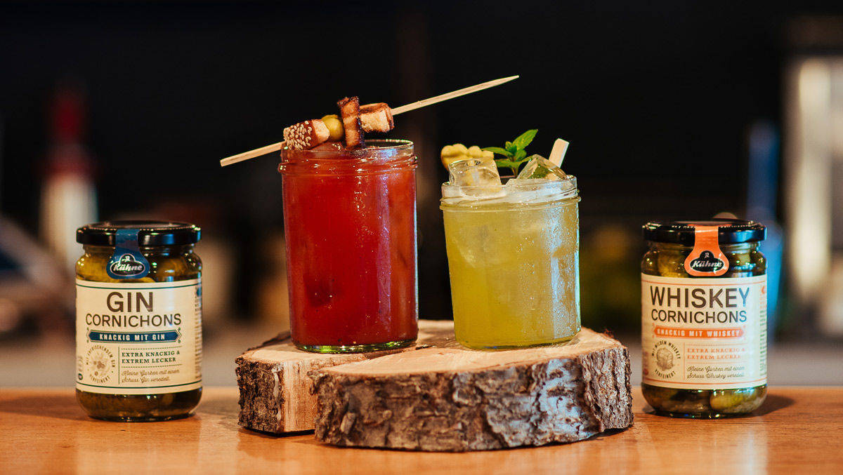 "Pickled Red Snapper mit Gin" und "Pickled Smash Whiskey" heißen die beiden Drinks, die Kühne in der Pop-up-Bar serviert.