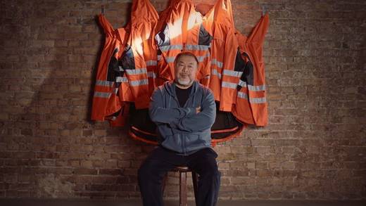 Ai Weiwei posiert vor dem ungewöhnlichen Werk.