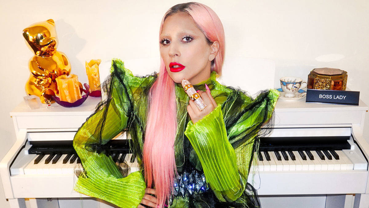 Lady Gaga mit Ring am Mittelfinger: "Jeder Mensch, egal welchen Geschlechts, sollte gegenüber jedem anderen seine Liebe zum Ausdruck bringen dürfen."