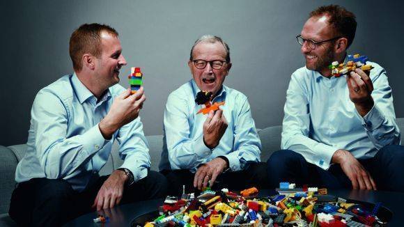 Sie hätten das richtige Mindset: Thomas Kirk Kristiansen und Kjeld Kirk Kristiansen aus der Eigner-Familie und Lego-CEO Jørgen Vig Knudstorp (von li.)