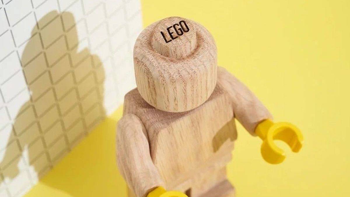 Ein Sammlerstück: Legospielfigur aus Holz.