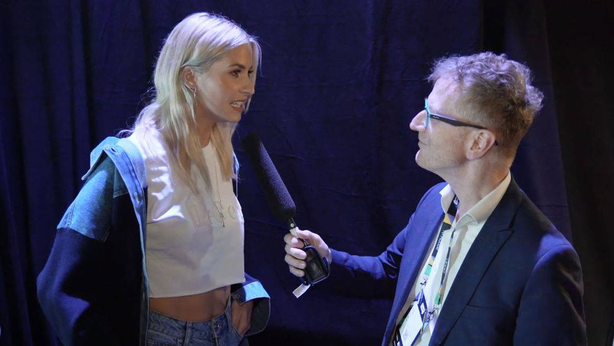 Lena Gercke mit Raoul Fischer von W&V