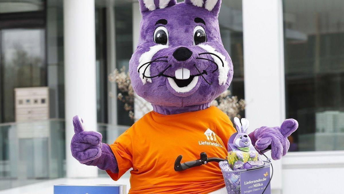 Am Osterwochenende liefern die Fahrer im Hasenkostüm Milka-Schokolade aus.