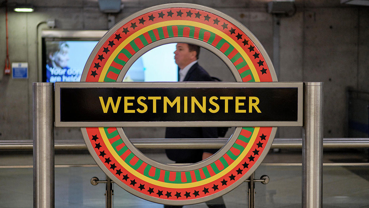 Londons Tube Logo wird kurzzeitig afrikanisch W V