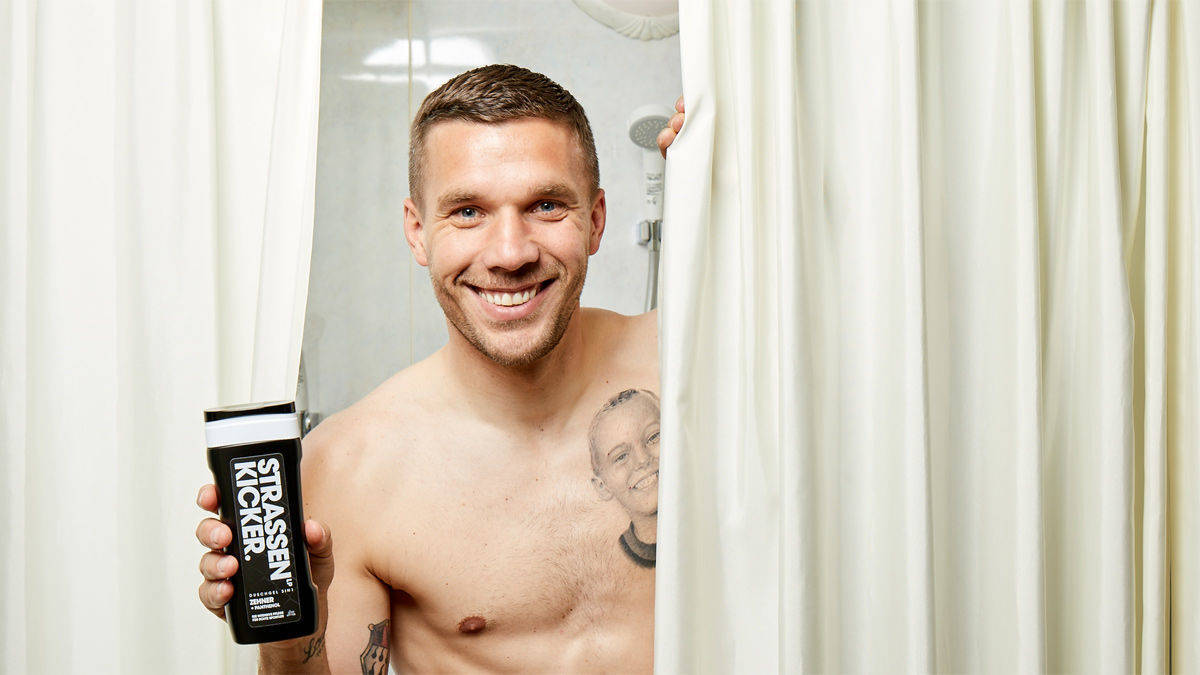 Lukas Podolski mit seinem "Strassenkicker"-Duschgel. 