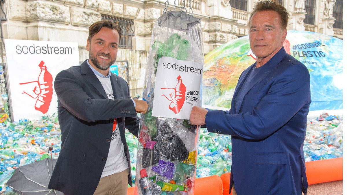Soda Stream und Arnold Schwarzenegger sagen Plastikmüll den Kampf an.