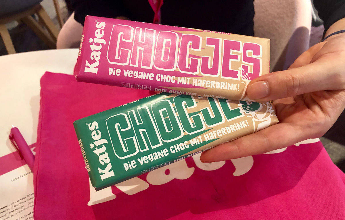 Chocjes: Stolz zeigt Katjes-Marketingchefin Gloria Thyssen auf der ISM in Köln die neuen Schokoladen. Das Verpackungsdesign stammt von Antoni Jellyhouse.