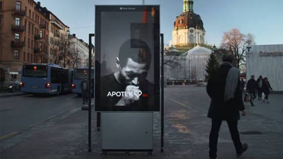 In Stockholm sorgt ein "hustendes" Plakat für Aufsehen.