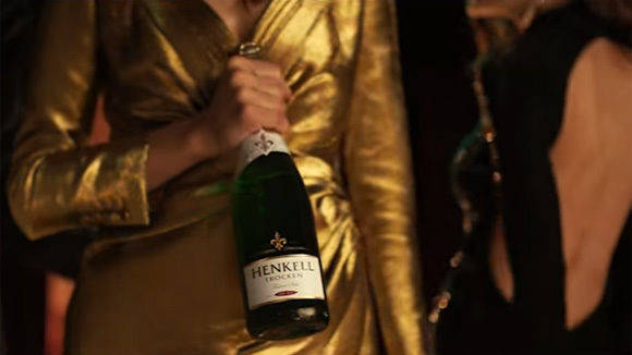 Der Spot von Henkell präsentiert Alternativen zu alten Benimmregeln.