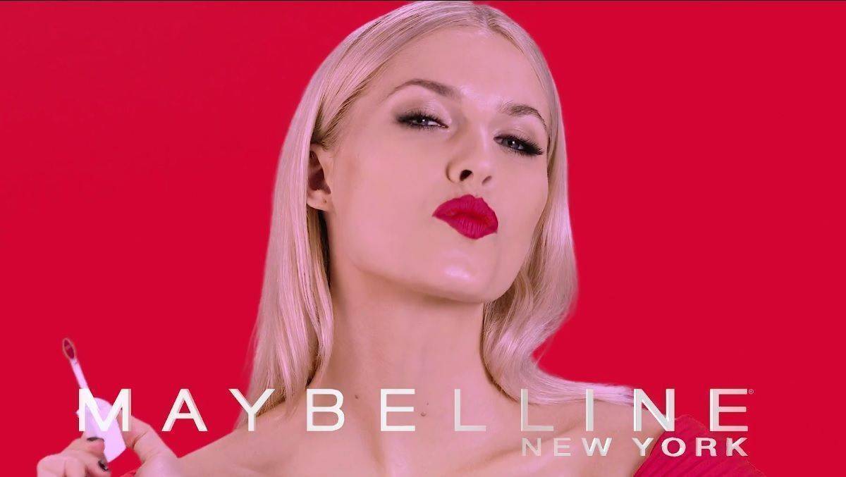 Topmodel Lena Gercke wirbt für den neuen Lippenstift für Maybelline New York.