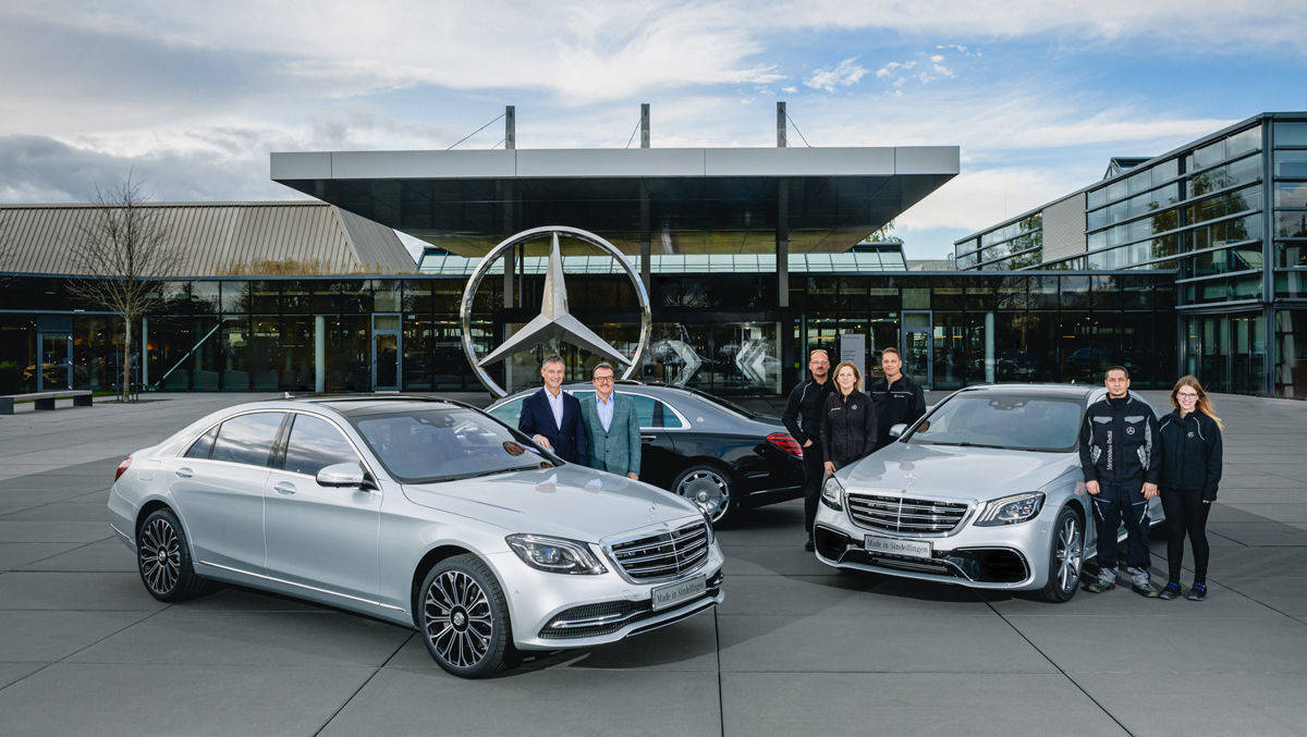 Fototermin vor dem Mercedes-Benz-Werk in Sindelfingen.