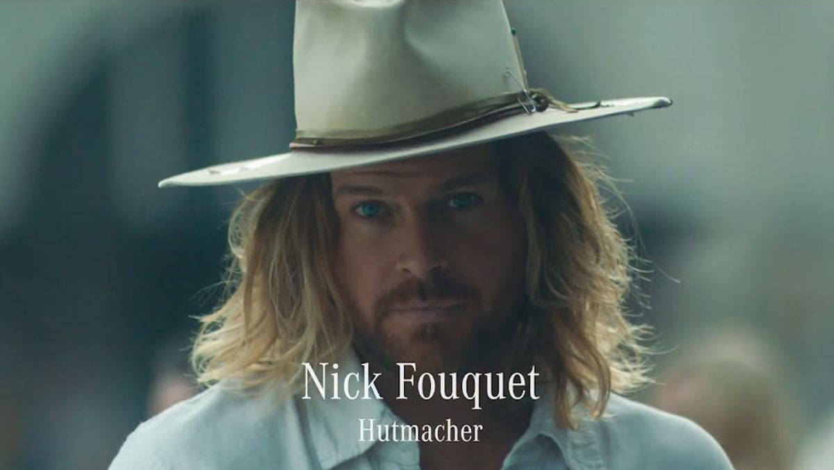 Die Kampagne setzt echte Protagonisten in Szene, zum Beispiel den Hutmacher der Stars und Sternchen Nick Fouquet.