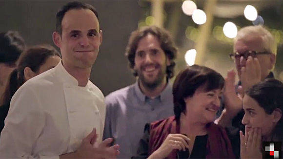 Metro schenkt Restaurantbesitzer Inigo Lavado eine Weihnachtsfeier mit seiner Familie.