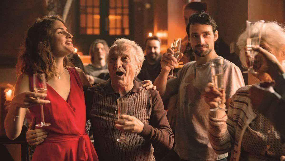 Die neue Frau in Rot ist deutlich angepasster