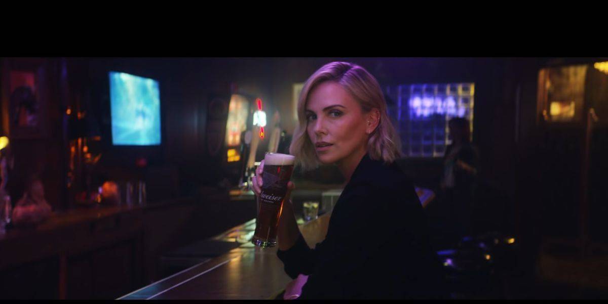 "Hold my beer"? Nicht mit Charlize.