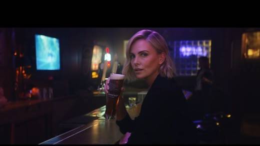 "Hold my beer"? Nicht mit Charlize.