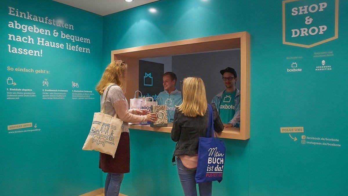 Dank "Shop & Drop" kann man in Augsburg nun entspannt shoppen gehen: Auf Wunsch bringt ein Fahrradkurier die Einkaufstüten kostenlos nach Hause.