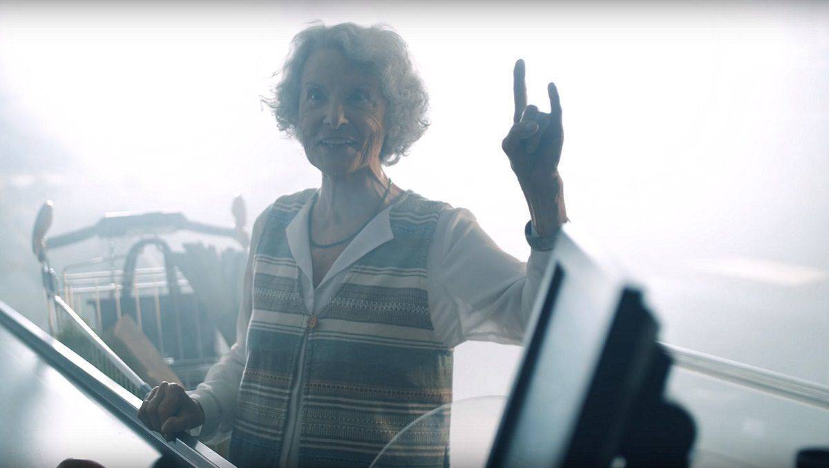 An der Supermarkt-Kasse: Oma freut sich über Wacken.