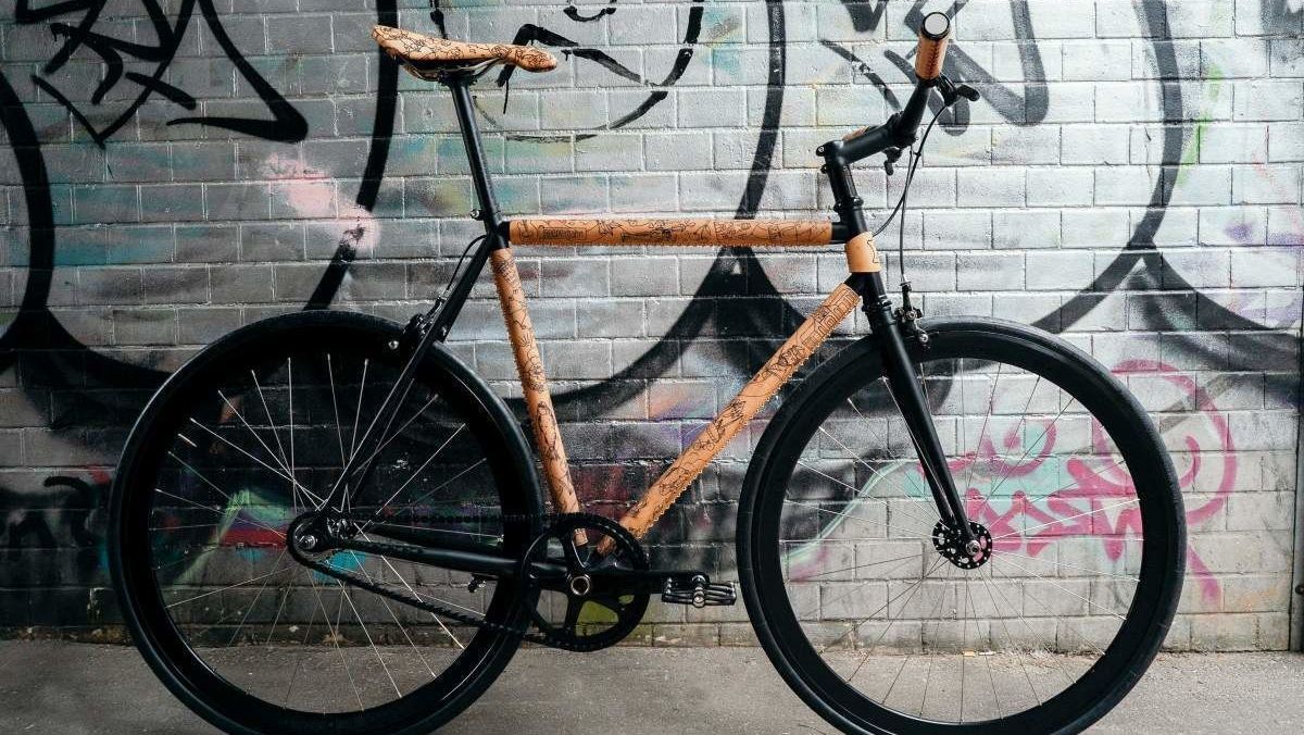 tatowiertes fahrrad wirbt fur fahrradstadt hamburg w v