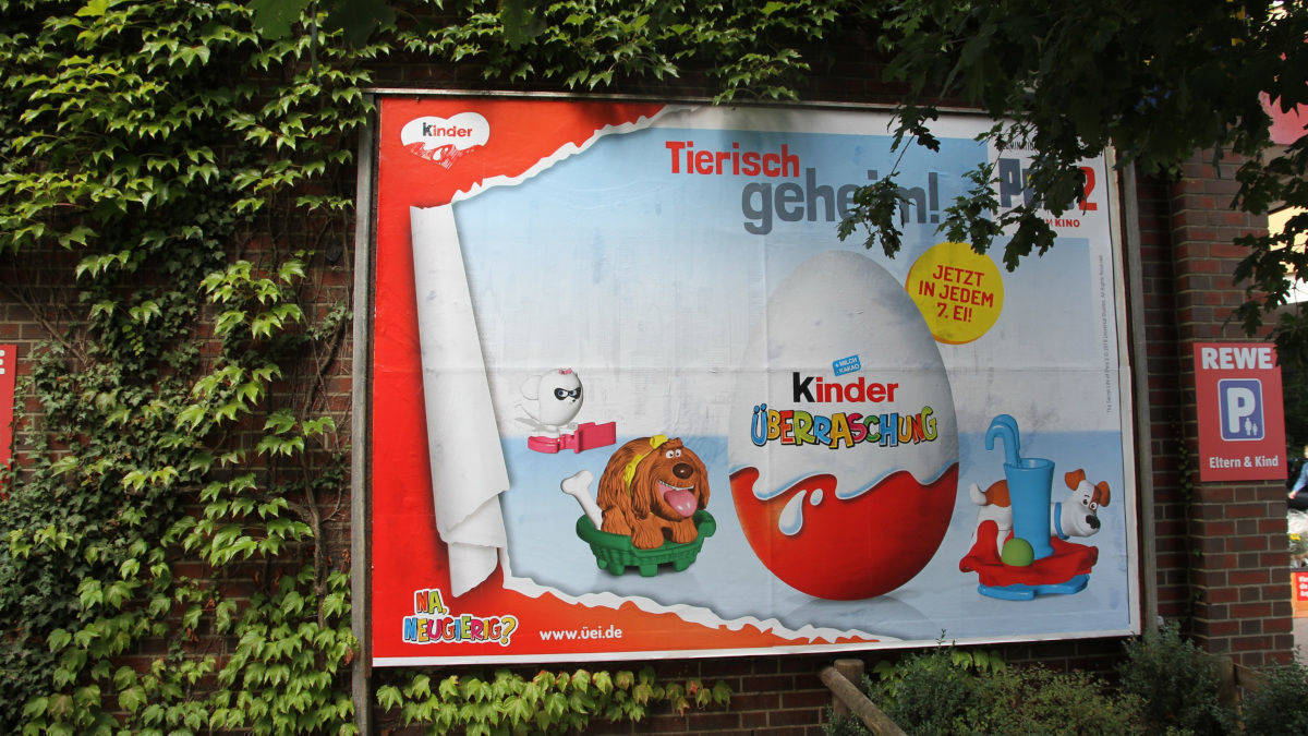 Jost von Brandis wählte aus 37.000 Werbeflächen in ganz Deutschland die besten für Kinder Überraschung aus.
