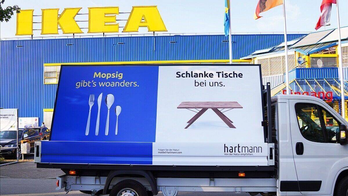 Die provokanten Slogans präsentiert Hartmann vor Ikea-Standorten in ganz Deutschland.