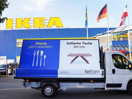 Die provokanten Slogans präsentiert Hartmann vor Ikea-Standorten in ganz Deutschland.